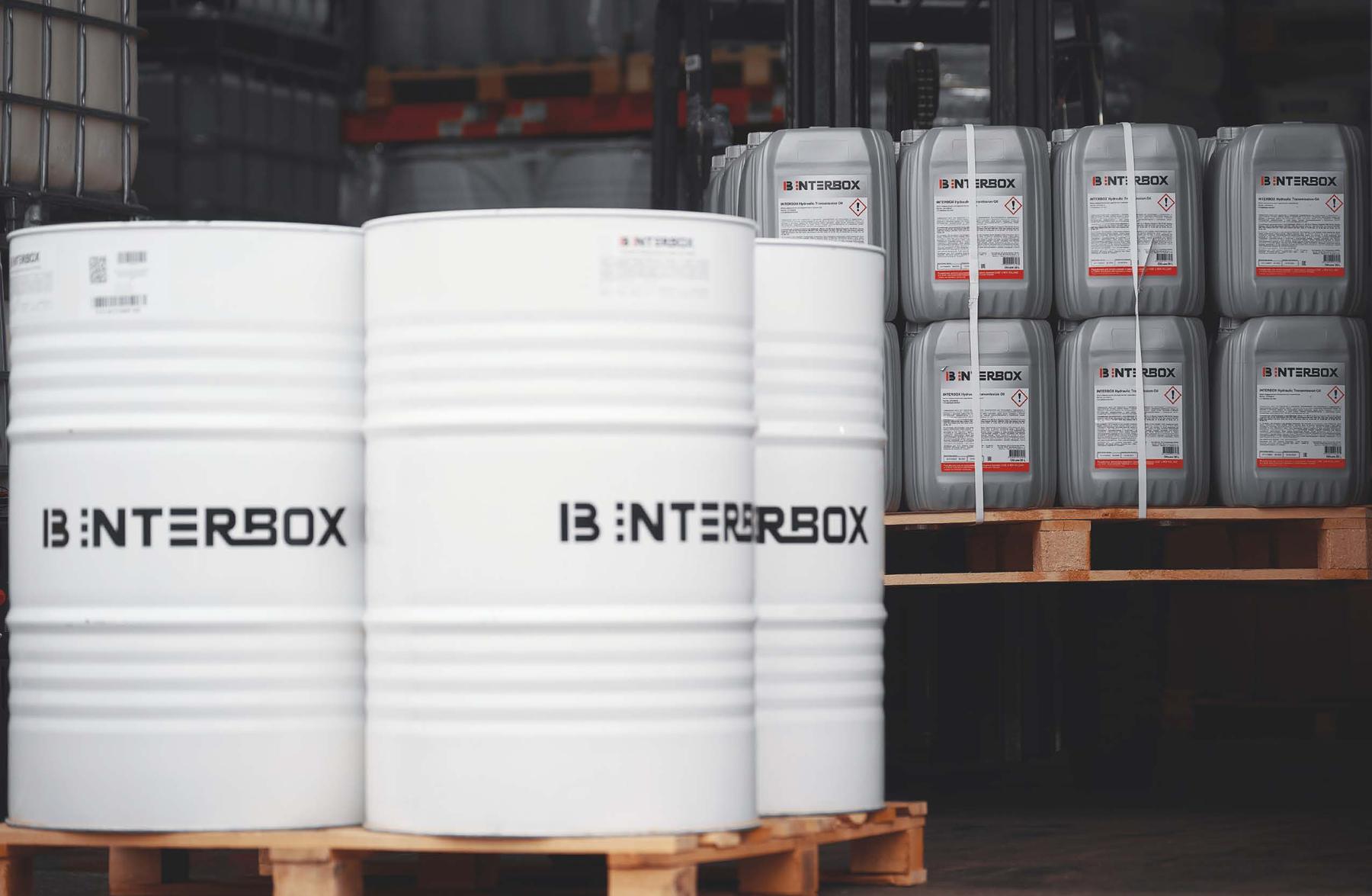 Бочки 205 л и канистры 20 л INTERBOX на паллетах на складе