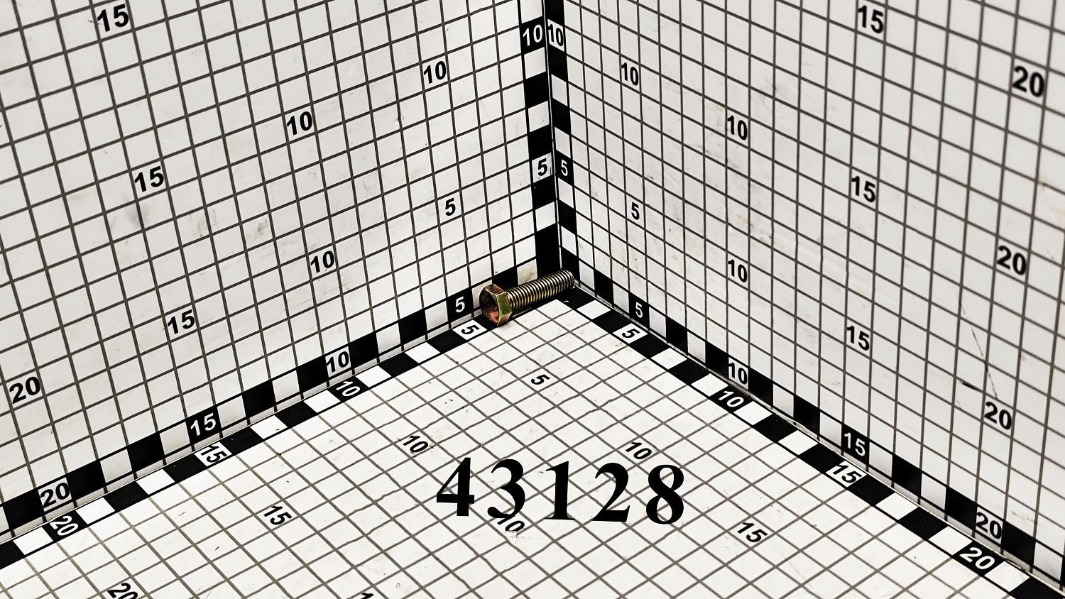 Болт 43128 CNHi