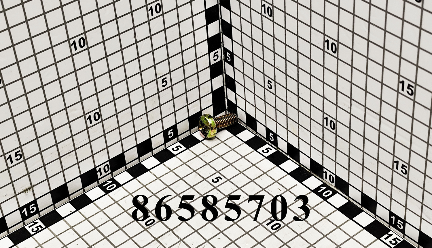 Винт 86585703 CNHi