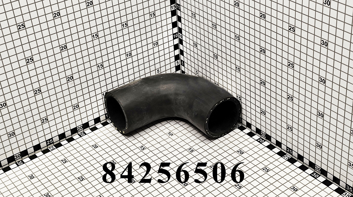 Патрубок 84256506 CNHi