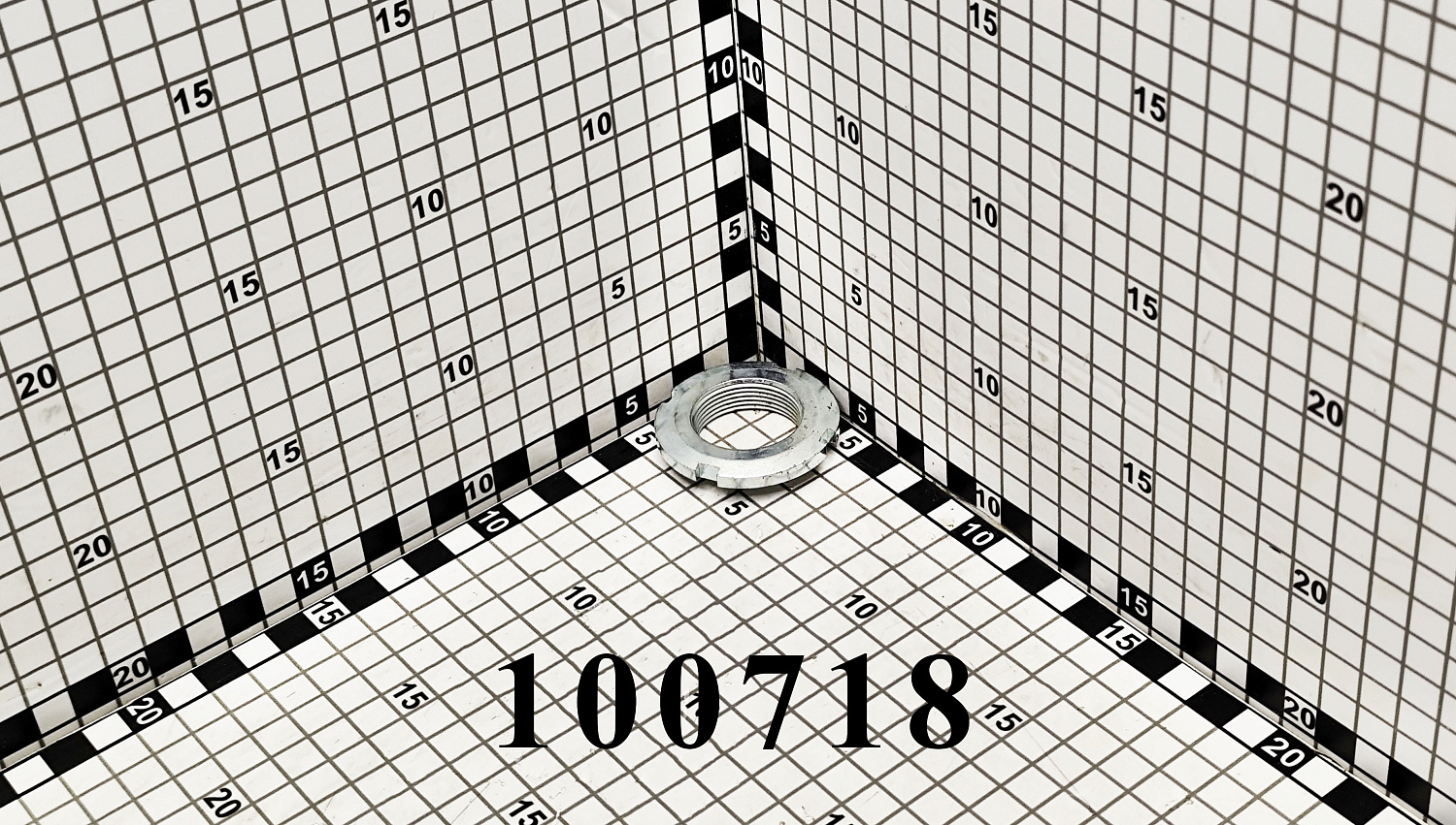 Гайка 100718