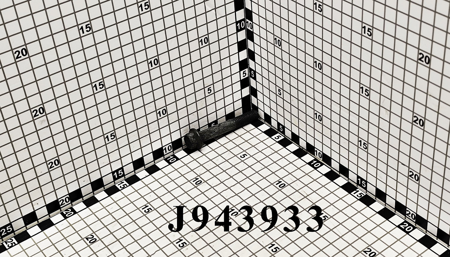Болт J943933 CNHi