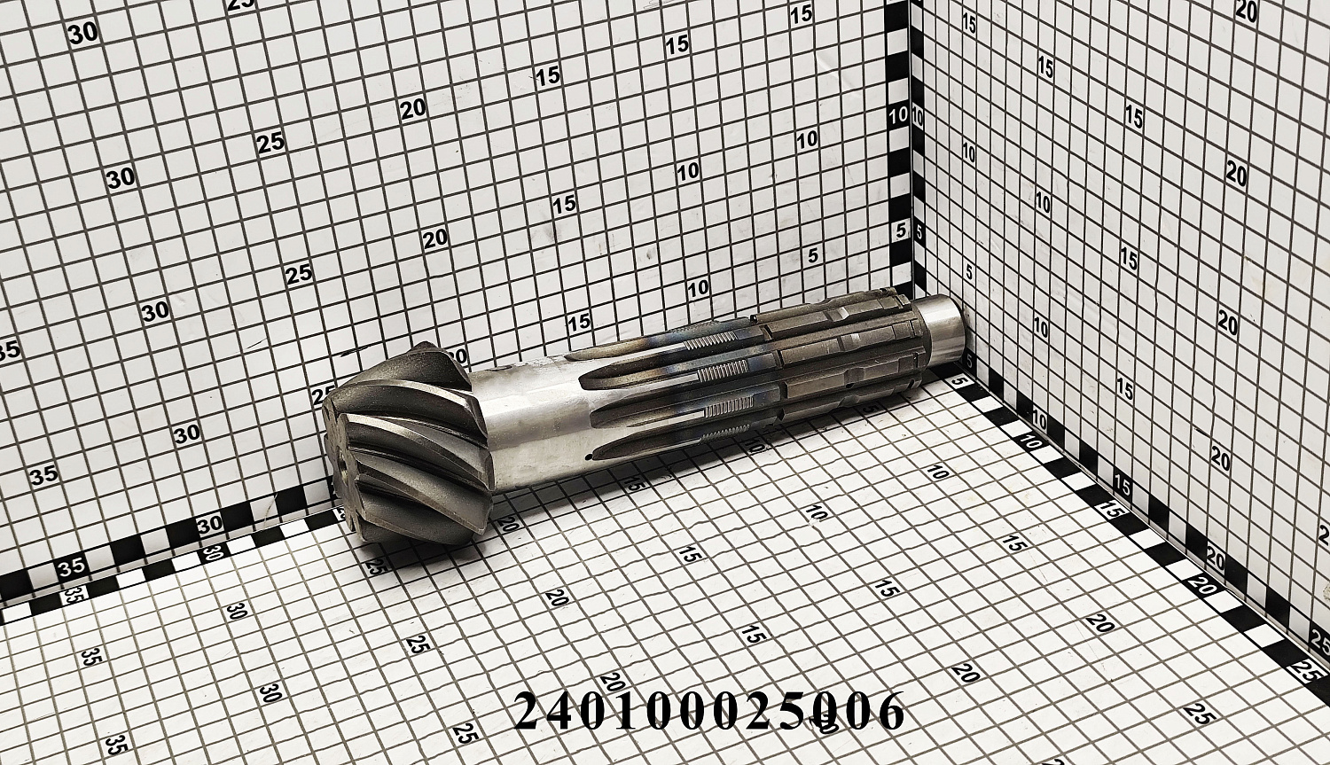 Вал конической шестерни 240100025006 (1.32.103/5138661SZ)