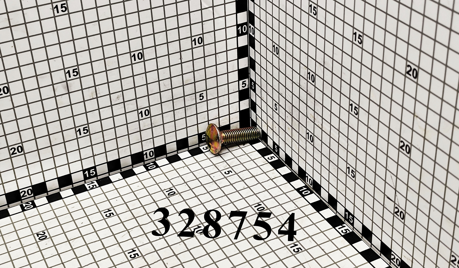 Болт 328754 CNHi